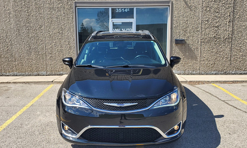 2018 Chrysler Pacifi...