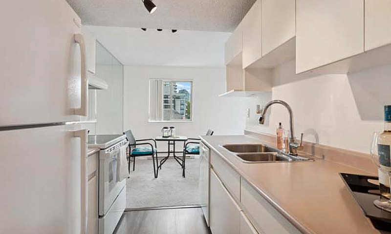 Immaculate Suite Wit...
