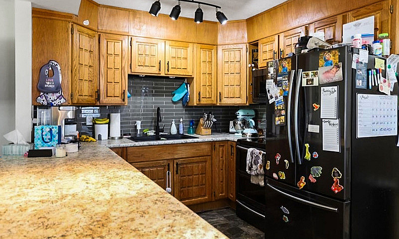2561 Ross Crescent, ...