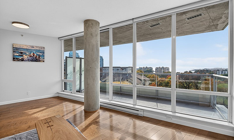 2 Bed Condo With Stu...