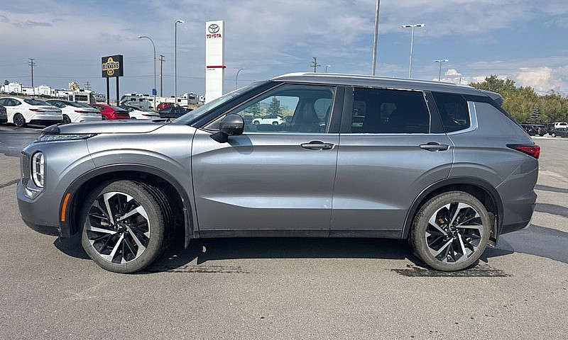 2023 Mitsubishi Outl...
