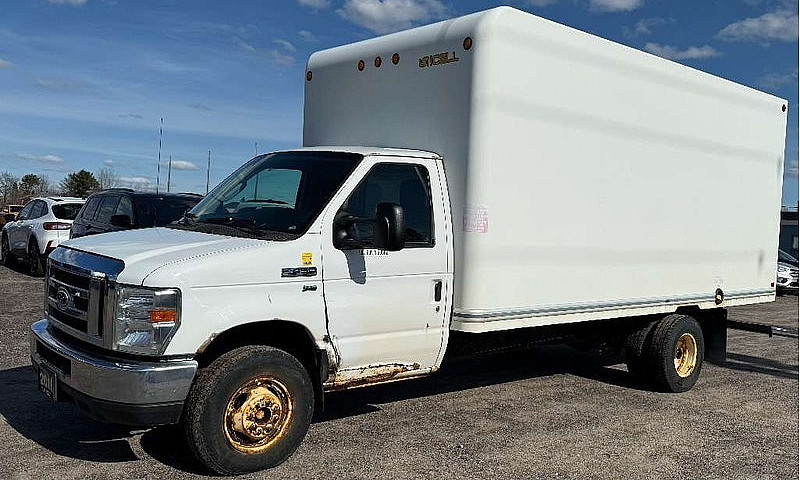 2016 Ford E-450 Bein...