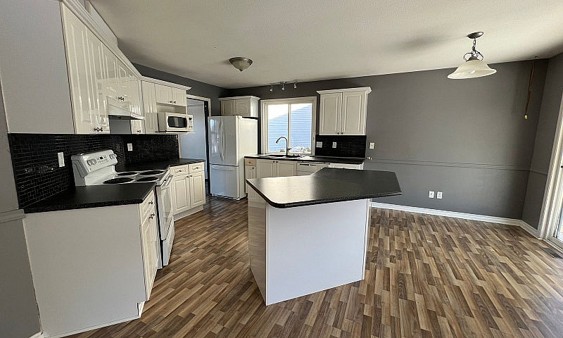 3 Bedroom Upper In M...