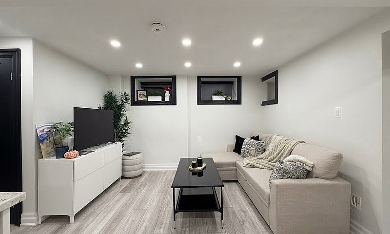 121 Sorauren Ave - 4...
