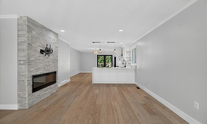 59 Bridle Path, Stra...