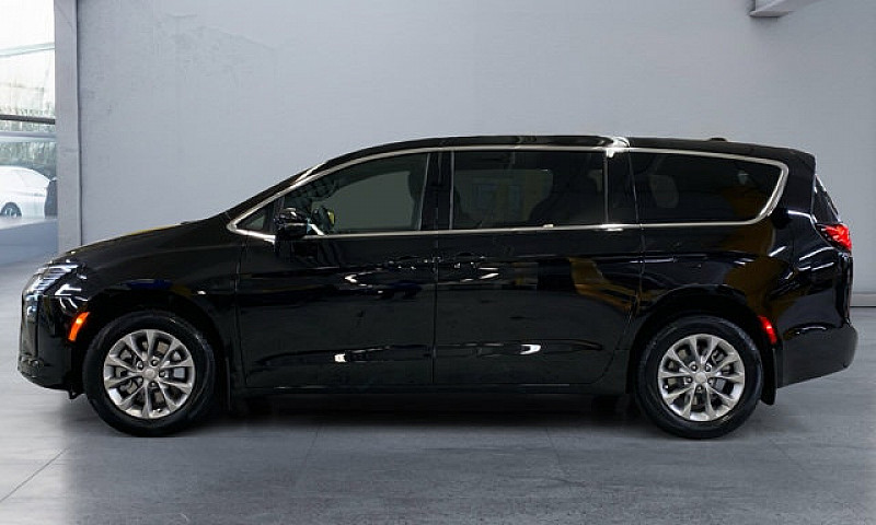 2027 Chrysler Pacifi...