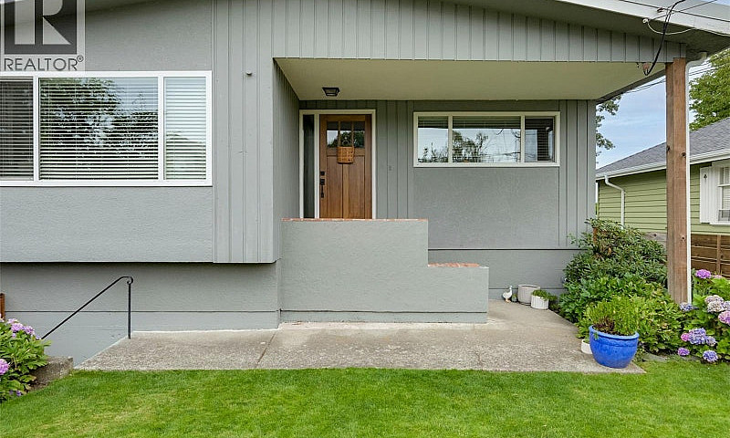 3128 Quadra St Victo...