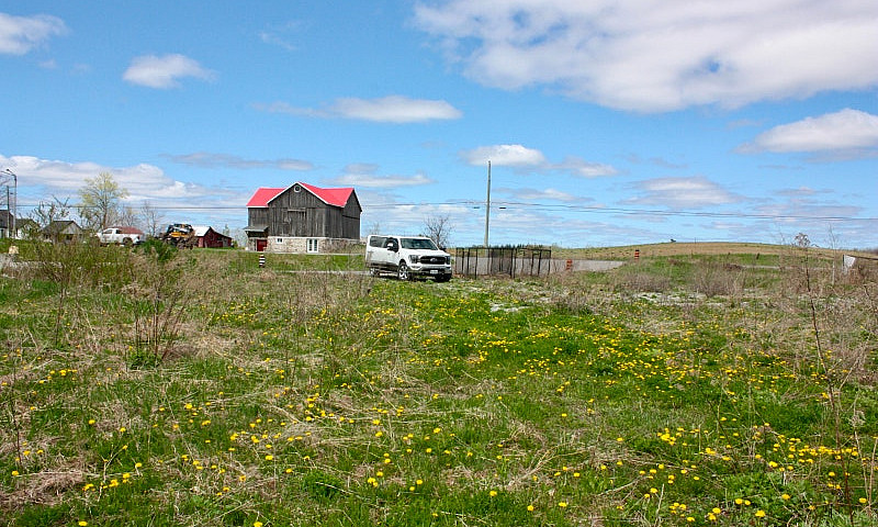 Great Location! Comm...