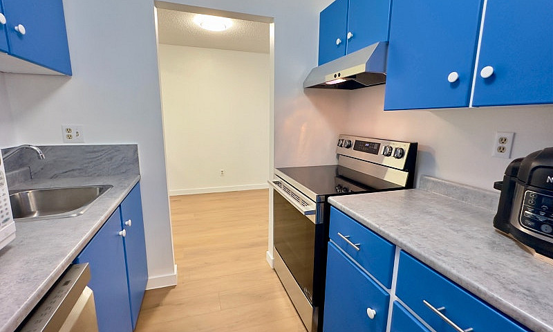 915 Sq Ft Condo Near...