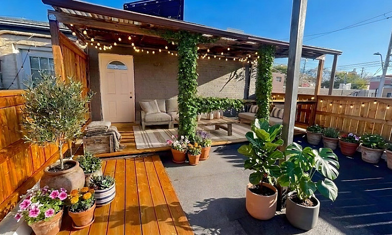 Bright 2-Bedroom Apa...