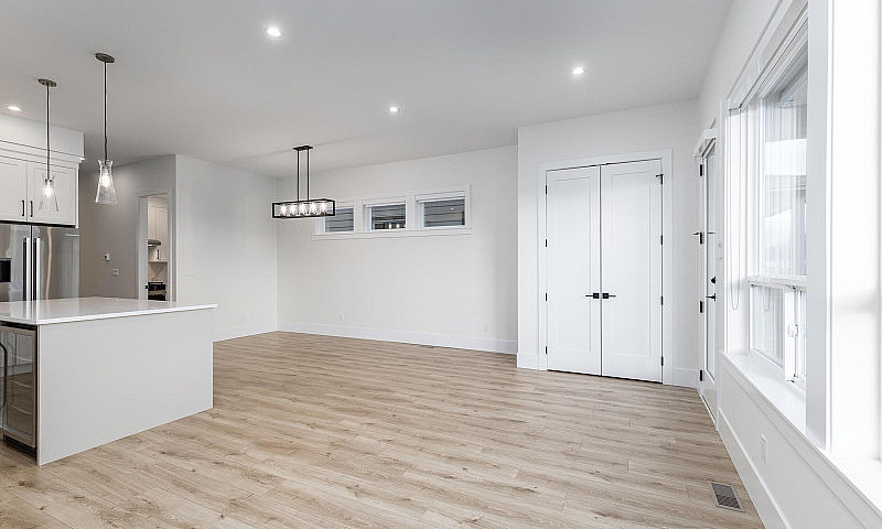 16732 20A Avenue Sur...