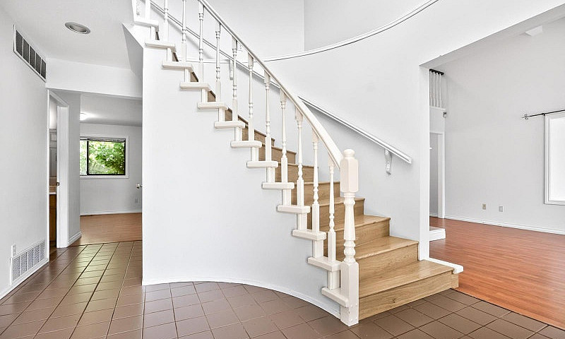 16327 Northglen Clos...