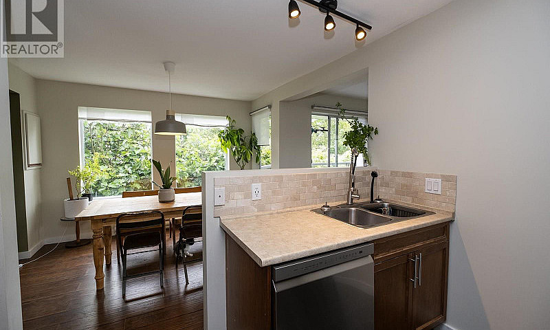 1 756 Gibsons Way Gi...