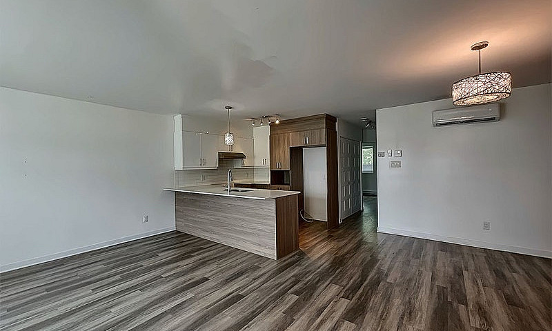$1,350,000 - Triplex...
