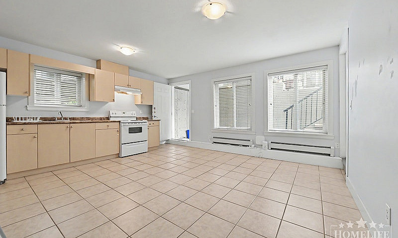 Bright 2-Bedroom Bas...