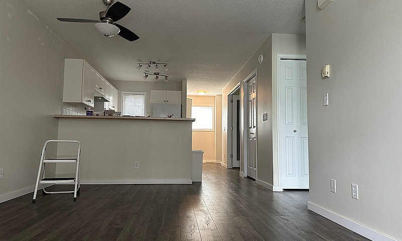 Stylish 1 Bed+Den Co...