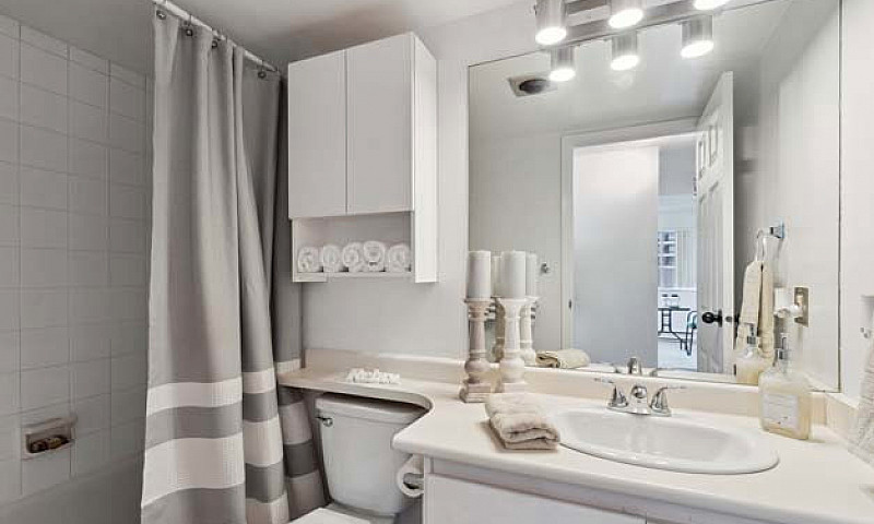 Immaculate Suite Wit...