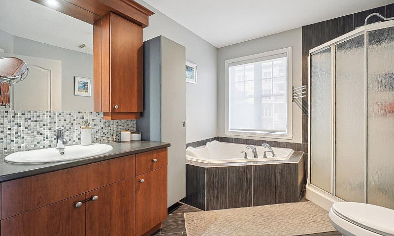 Condo 4 1/2 -- 2 Gar...