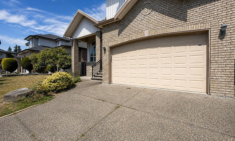 15773 82A Avenue Sur...