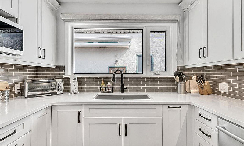 4-Bedroom House In R...