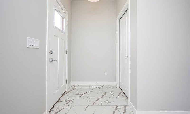 Bright & Spacious Ne...