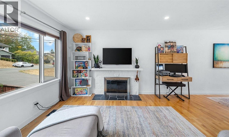 558 Kenneth St Saani...