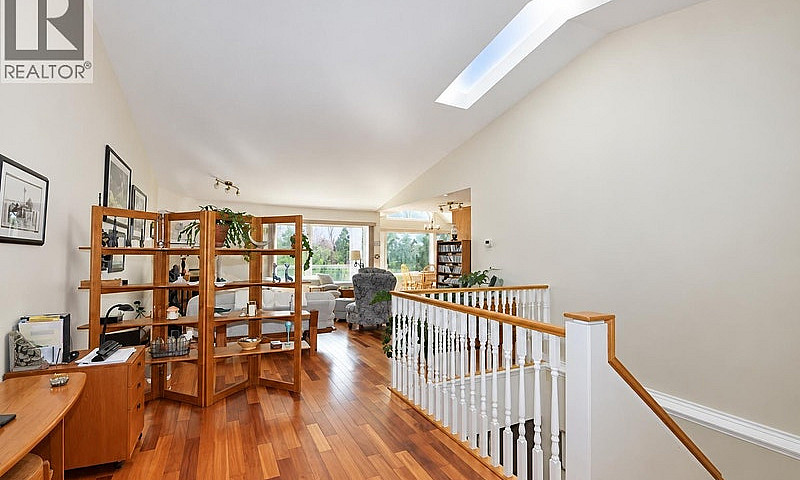 10 11 Eagle Crescent...