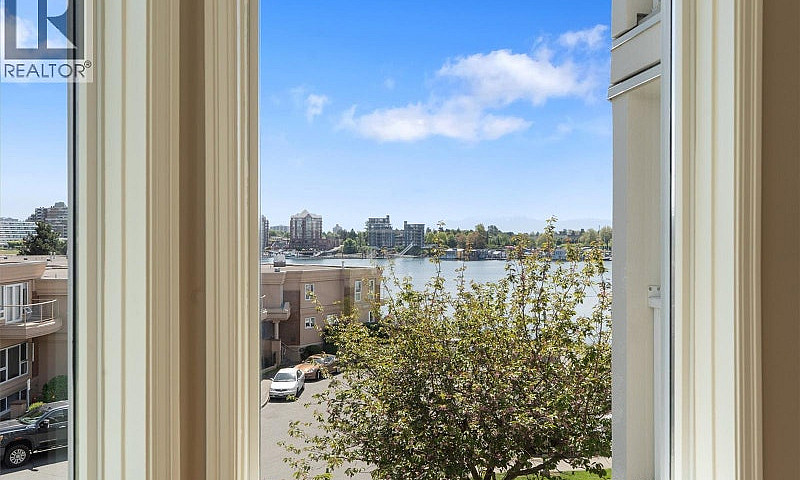 318 10 Paul Kane Pl ...