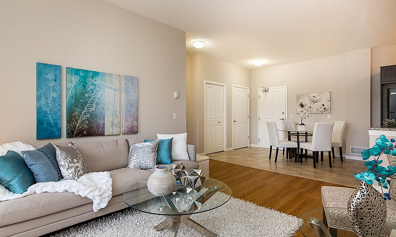 1+Den Suites At Beac...