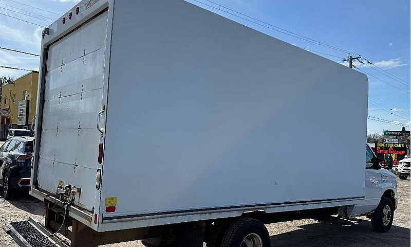 2016 Ford E-450 Bein...