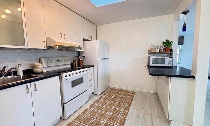 Bright 2-Bedroom Apa...
