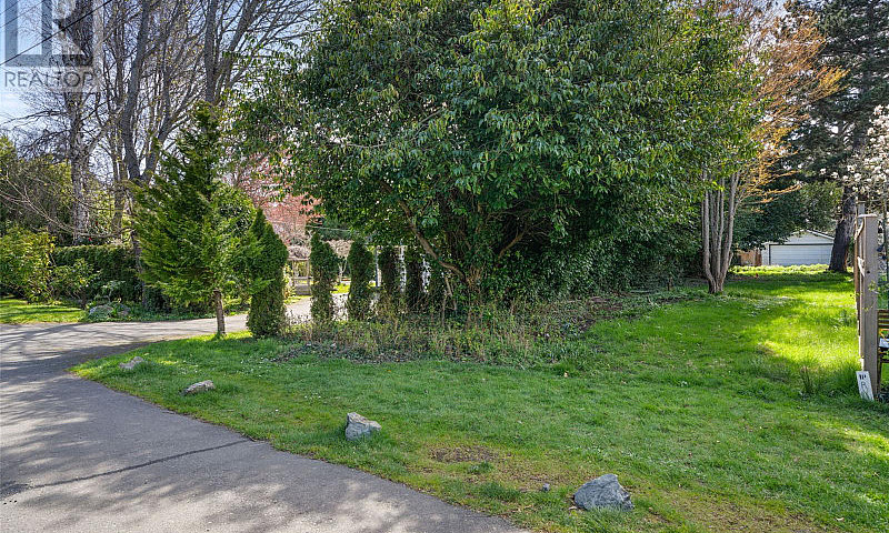 1044 Deal St Oak Bay...