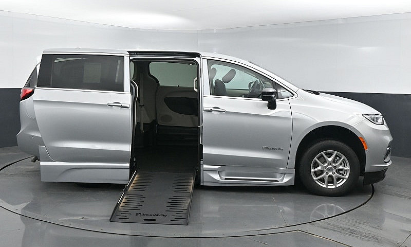 2024 Chrysler Pacifi...