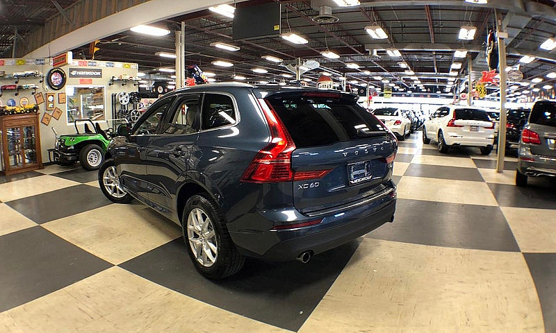 2021 Volvo Xc60 Mome...