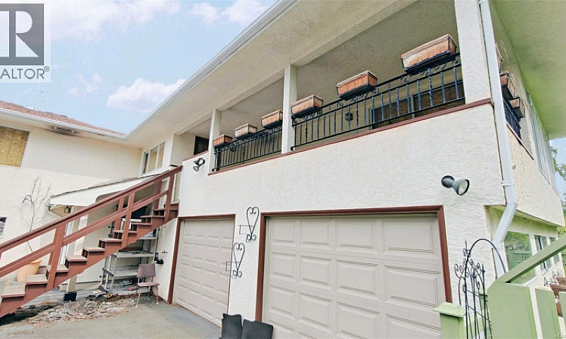 1637 Warren Gdns Vic...