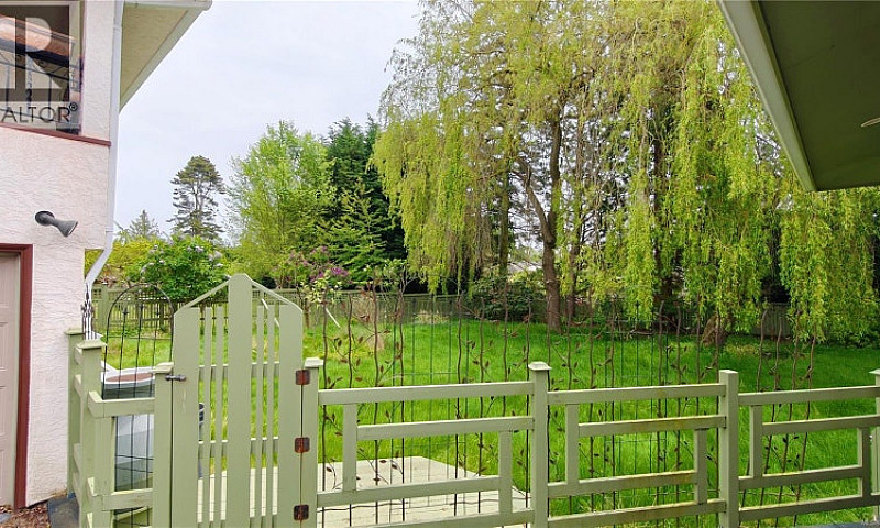 1637 Warren Gdns Vic...