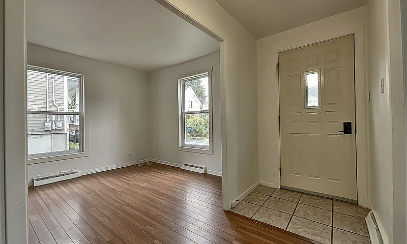 $396,000 - 1 1/2 Sto...