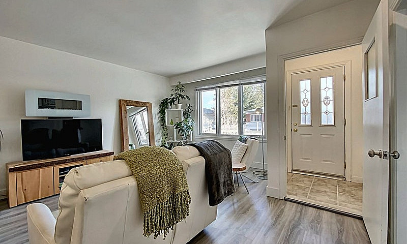 $579,000 - Semi-Deta...