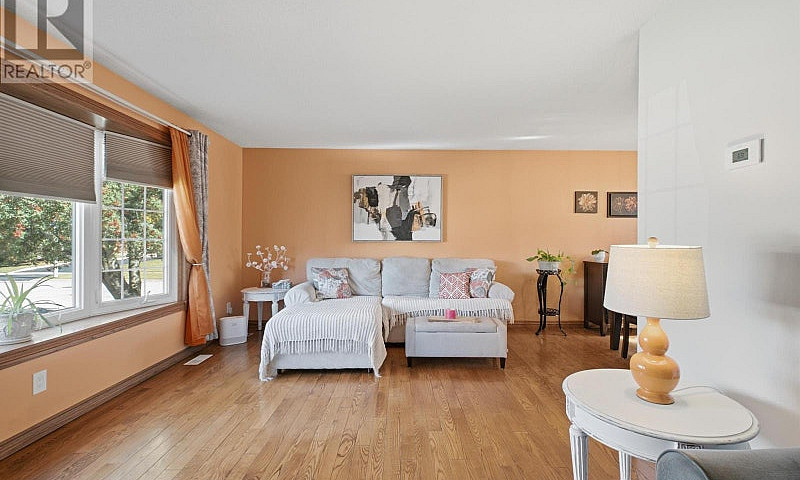 70 Country Club Pl S...