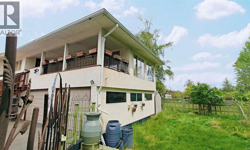 1637 Warren Gdns Vic...