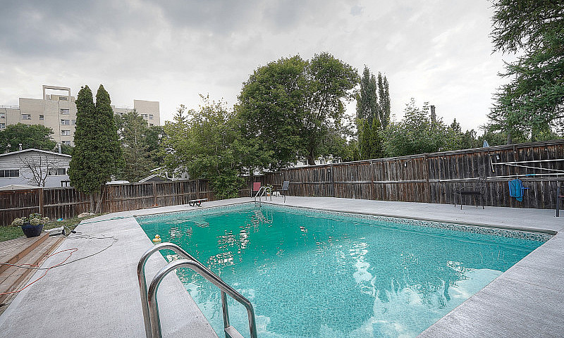 Spacious Charleswood...