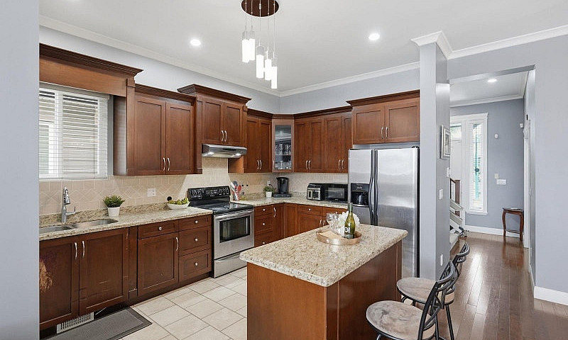 6814 192 Street Surr...