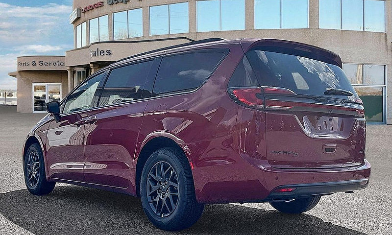 2027 Chrysler Pacifi...