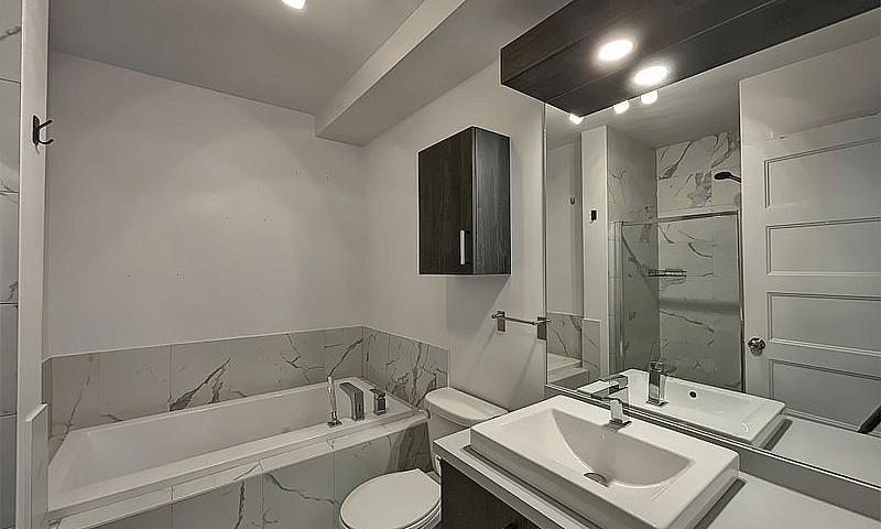 $1,350,000 - Triplex...