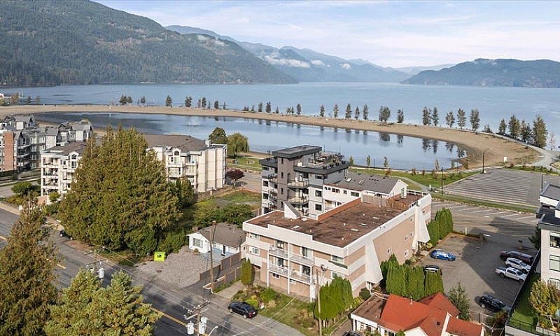 1 450 Esplanade Aven...