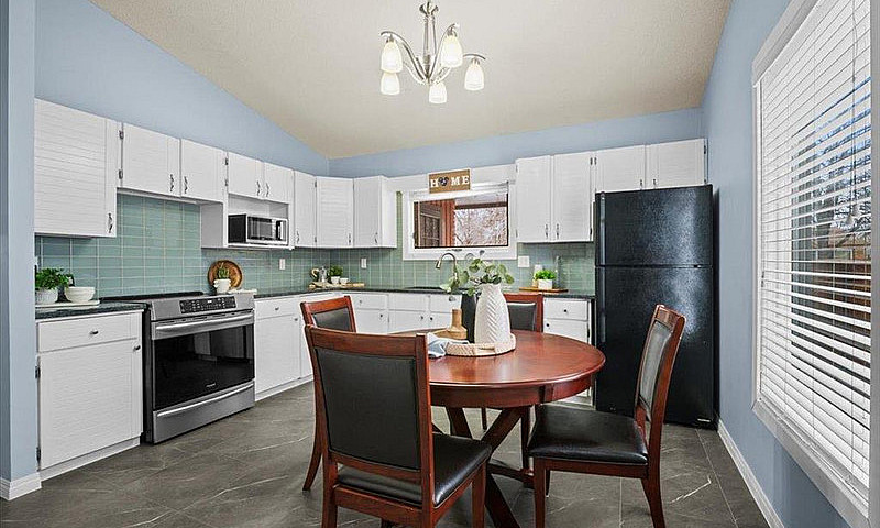 4-Bedroom House In R...