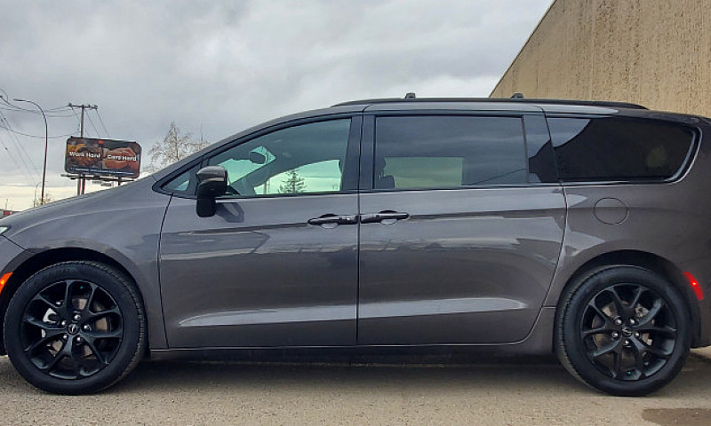 2023 Chrysler Pacifi...