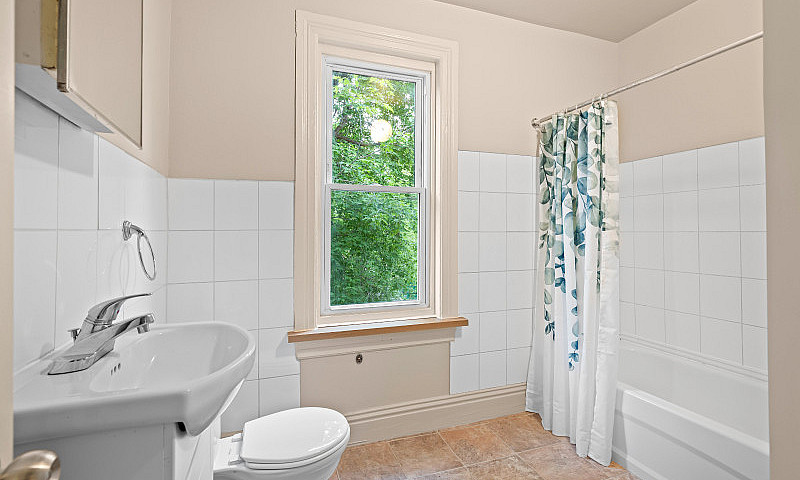 Spacious 5Bdrm 2Bthr...