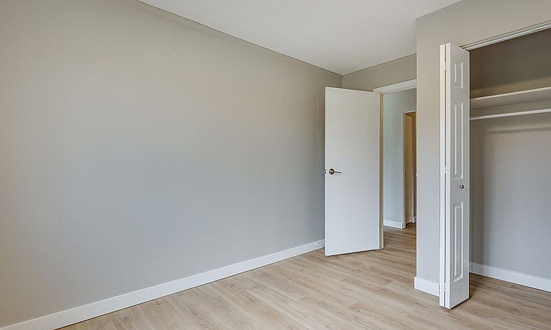 2 4750 55  Street - ...