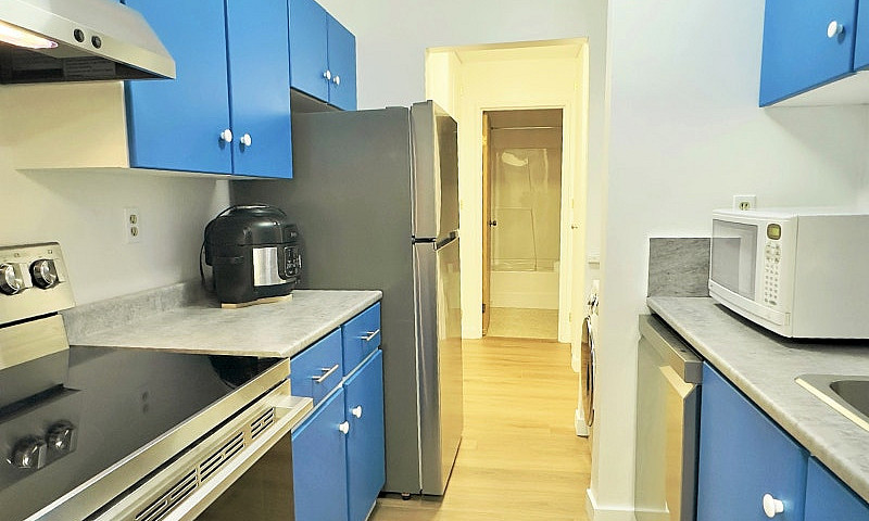 915 Sq Ft Condo Near...